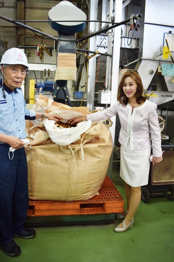 IGARASHI資源リサイクルセンターで出来上がった肥料を確認する五十嵐社長と上田センター長